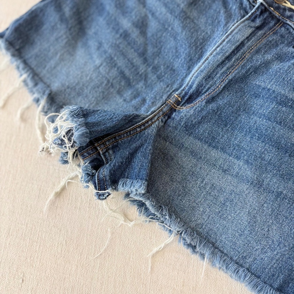 Hollister Ultra High-Rise Mom Shorts Medium Wash Frayed Raw Hem Size 4 W27 - Picture 6 of 8